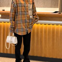 Hochwertiges Burberry-Hemd im bestickten Stil