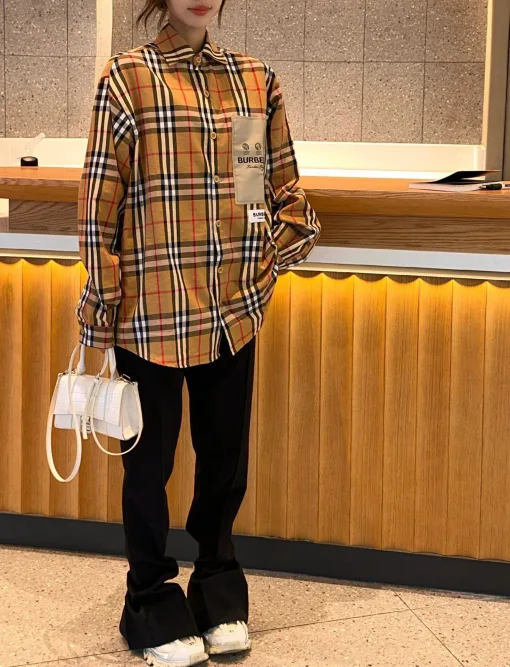 Hochwertiges Burberry-Hemd im bestickten Stil