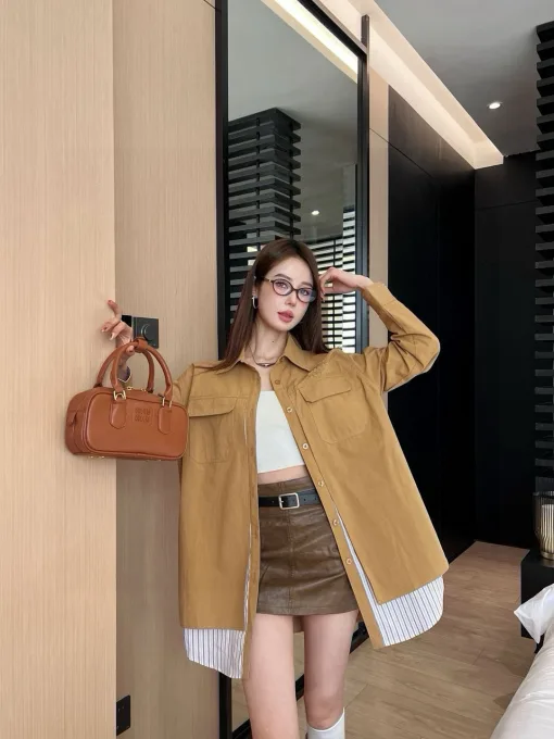 Luxus-Hemd aus der Monogramm-Kollektion von Miu Miu in Khaki