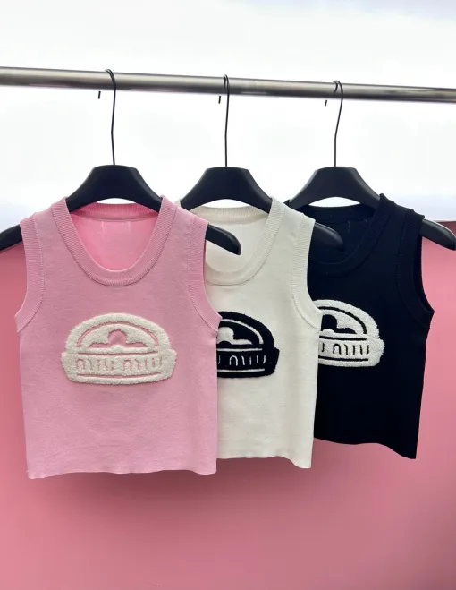 Hochwertige Miu Miu Weste in weißem Strick-Logo-Stil