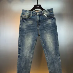 Luxus-Jeans von Dior im bestickten Blue Denim-Stil