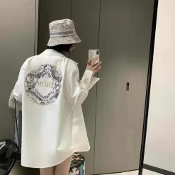 Hochwertiges Dior-Hemd im weißen Printstil