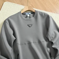 Hochwertige Prada Sweatshirts Graue Stricklogo-Kollektion