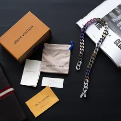 Bestseller Louis Vuitton Halskette im blauen Monogramm-Stil