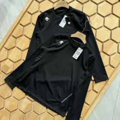 Hochwertiges Descente Langarmshirt aus schwarzem Nylon, klassisch und luxuriös