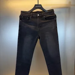 Hochwertige Louis Vuitton Jeans im schwarzen Denim-Stil mit Stickerei