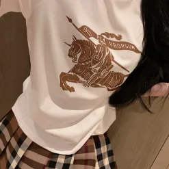 Hochwertige Burberry-Kollektion mit kurzen Ärmeln und blauem Print