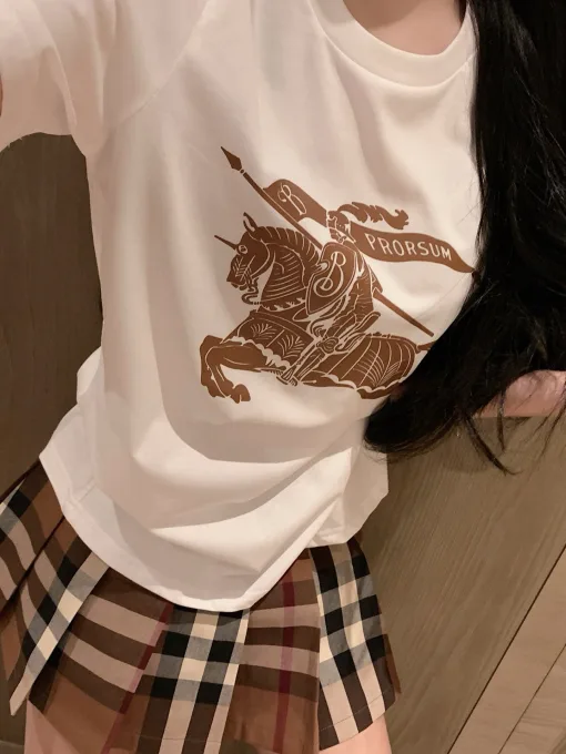 Hochwertige Burberry-Kollektion mit kurzen Ärmeln und blauem Print