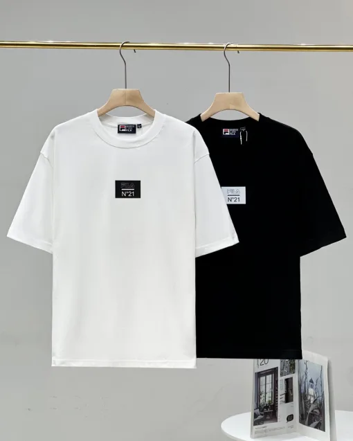 Luxuriöses Fila Kurzarmshirt im schwarzen Baumwolldruckstil
