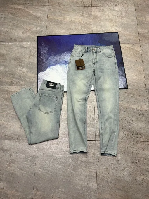 Premium Burberry Jeans im Logo-Stil aus grauem Leder