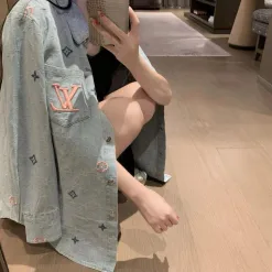 Hochwertiges Louis Vuitton Hemd im blauen Monogramm-Stil