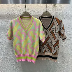 Luxuriöser Burberry-Strickpullover mit kurzen Ärmeln und Logo