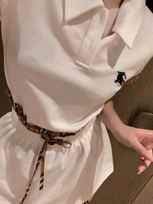Burberry – Kurze Ärmel in Premiumqualität, schwarzer bestickter Stil