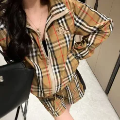 Hochwertige Burberry-Shorts im bestickten Stil