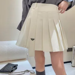 Hochwertiger Prada Faltenrock Schwarz Logo Kollektion
