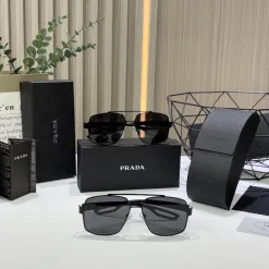 Bestseller Prada Sonnenbrillen im schwarzen Stil