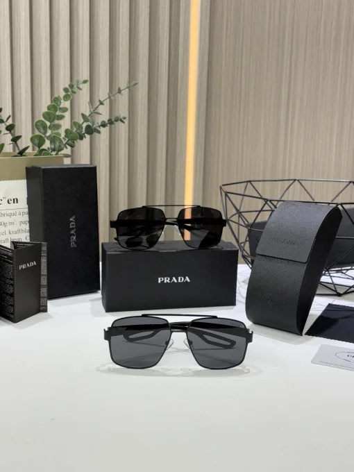 Bestseller Prada Sonnenbrillen im schwarzen Stil