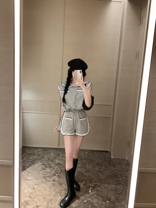 Premium Miu Miu Shorts im Marineblau mit Strasssteinen