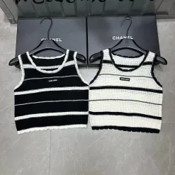 Premium Miu Miu Weste in weißem Strick-Logo-Stil