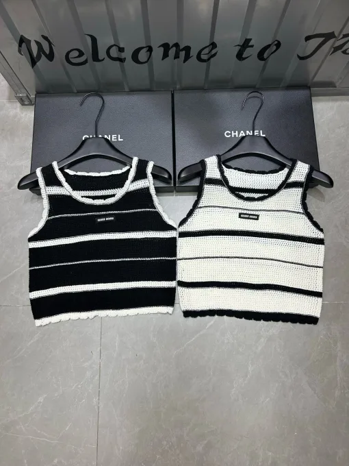 Premium Miu Miu Weste in weißem Strick-Logo-Stil