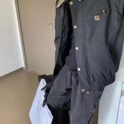 Hochwertige Carhartt Mäntel aus schwarzem Leder im Used-Look