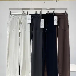 Luxuriöse Lululemon Straight-Leg-Hose aus schwarzem Spandex mit Logo-Kollektion