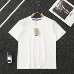 Luxus-Kollektion mit kurzen Ärmeln und weißer Stickerei von Burberry