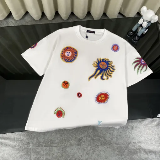 Bestseller der Louis Vuitton Kollektion mit kurzen Ärmeln und weißer Strickstickerei