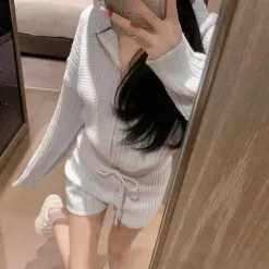 Luxuriöse Alo-Shorts in Grau mit Monogrammmuster
