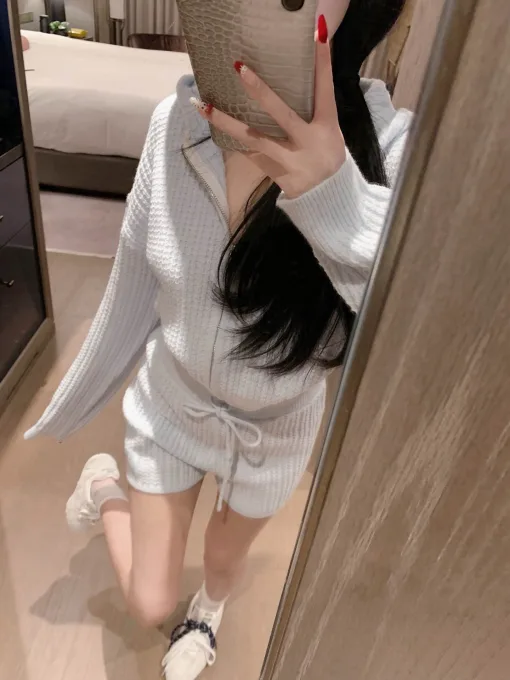 Luxuriöse Alo-Shorts in Grau mit Monogrammmuster