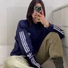 Hochwertiges Adidas Langarmshirt im Streifenstil aus marineblauer Baumwolle