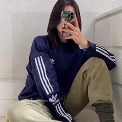 Hochwertiges Adidas Langarmshirt im Streifenstil aus marineblauer Baumwolle
