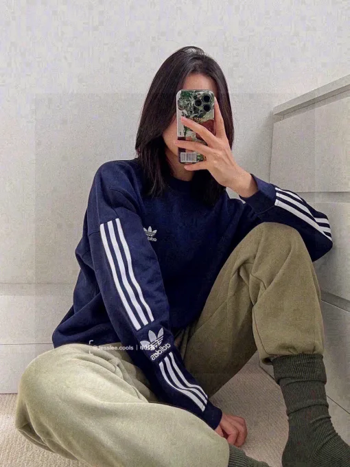 Hochwertiges Adidas Langarmshirt im Streifenstil aus marineblauer Baumwolle