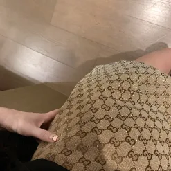 Hochwertiger kurzer Rock von Gucci aus der Khaki-Jacquard-Kollektion