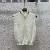 Hochwertige Chanel-Weste im weißen Strickstil