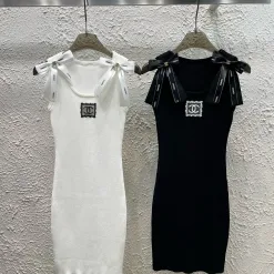 Hochwertige Chanel Weste im weißen Strickstil