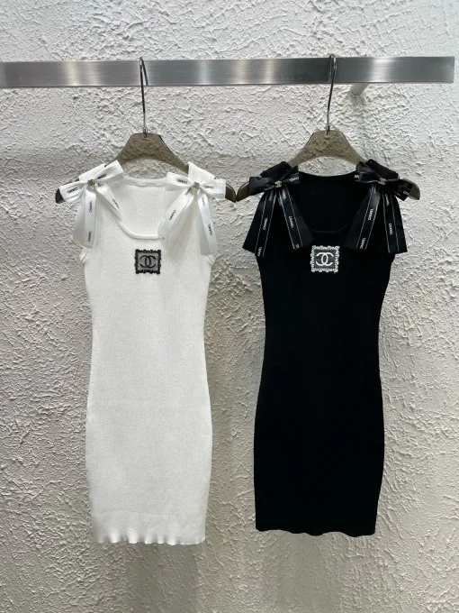 Hochwertige Chanel Weste im weißen Strickstil
