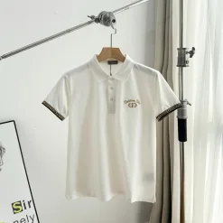 Hochwertige Dior T-Shirts aus Baumwolle im bestickten Stil