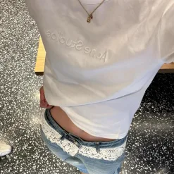Hochwertige Acne Studios Kurzarm-Kollektion mit weißer Stickerei