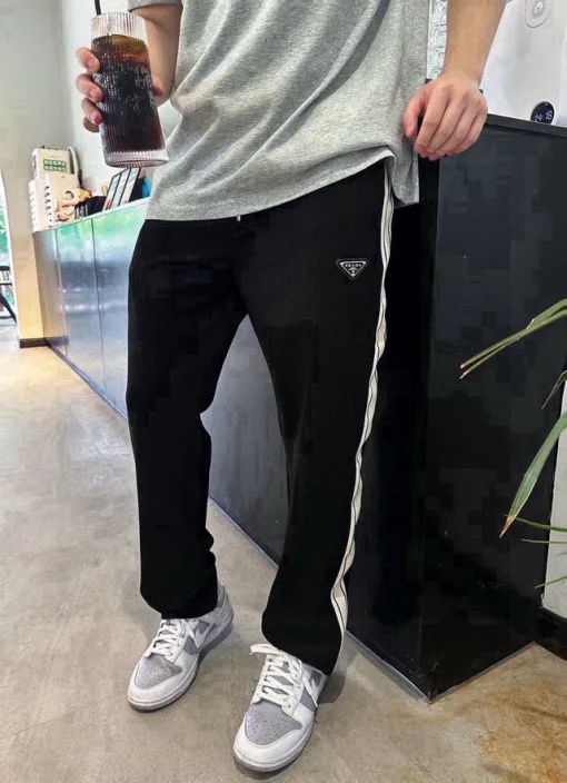 Prada Jogginghose in Premium-Qualität, schwarzes Logo, Luxus