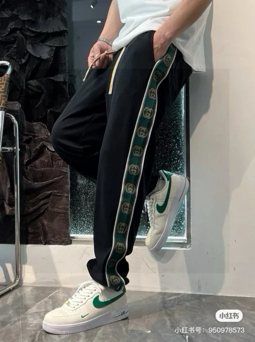 Luxuriöse Gucci Jogginghose in schwarzem Strick mit Stickerei