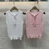 Hochwertige Chanel Weste im weißen Strickstil