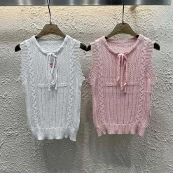 Hochwertige Chanel Weste im weißen Strickstil