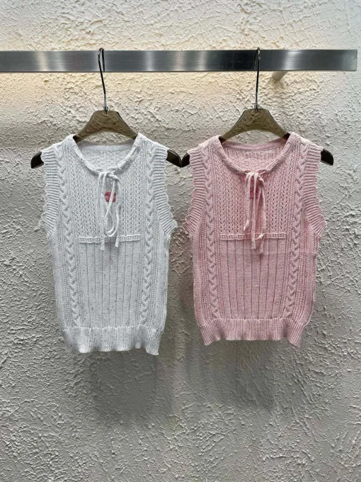 Hochwertige Chanel Weste im weißen Strickstil