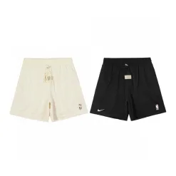Bestseller: Schwarzes Nike T-Shirt aus der bestickten Nylonkollektion