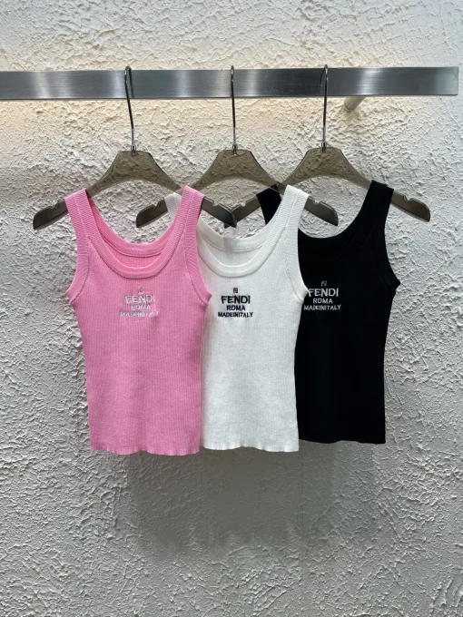 Luxus-Weste aus der Fendi-Kollektion mit rosa Strickstickerei