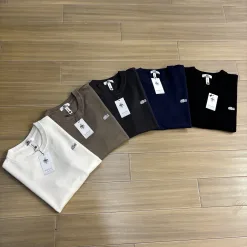 Hochwertiges Lacoste Kurzarmshirt aus weißer Baumwolle im Stickerei-Stil