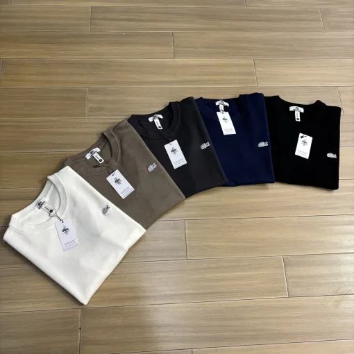 Hochwertiges Lacoste Kurzarmshirt aus weißer Baumwolle im Stickerei-Stil