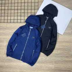 Luxus Prada Langarmshirt im schwarzen Logo-Stil