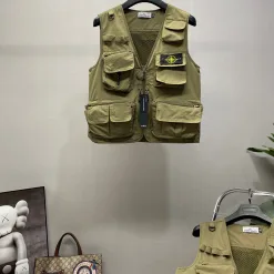Luxuriöses Kurzarmhemd von Stone Island aus der atmungsaktiven Kollektion in Khaki